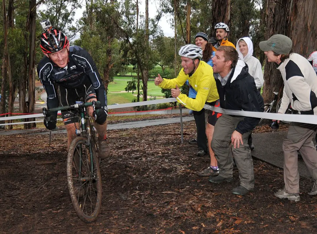 The hecklers motivated folks to power through the slow climb. © Steve Anderson